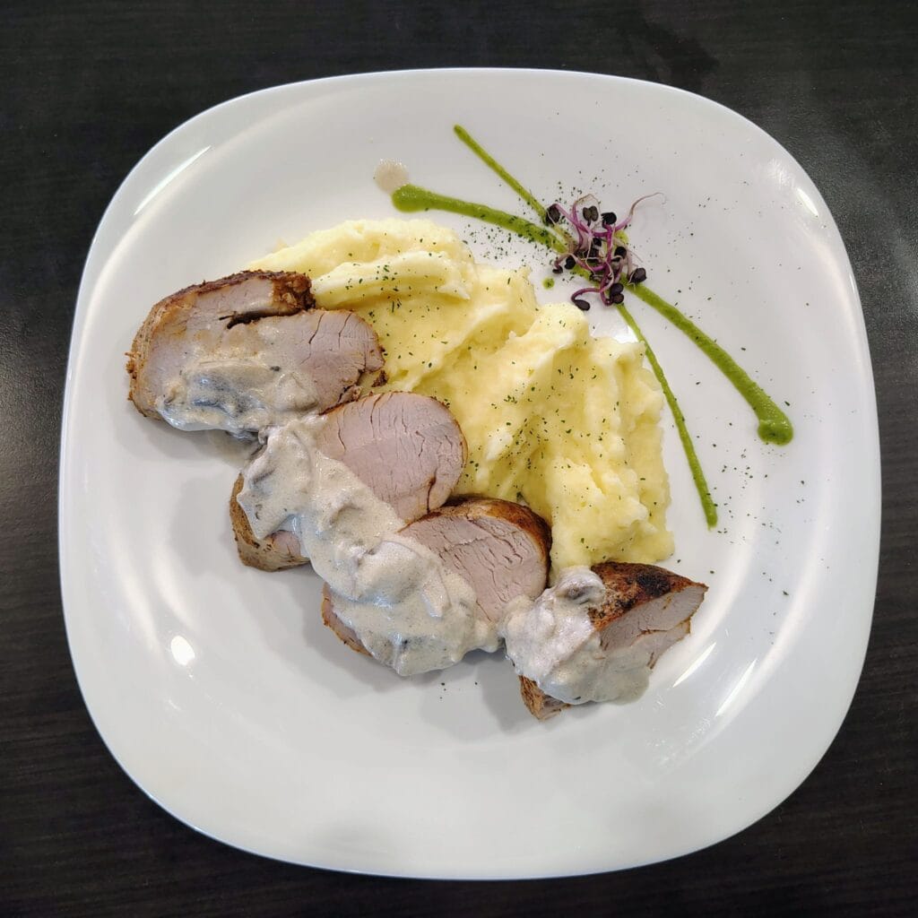 Muschiuleț de porc cu piure de cartofi și sos de ciuperci - Preparat Colțu Cu Bucate, Ghimbav, Brașov