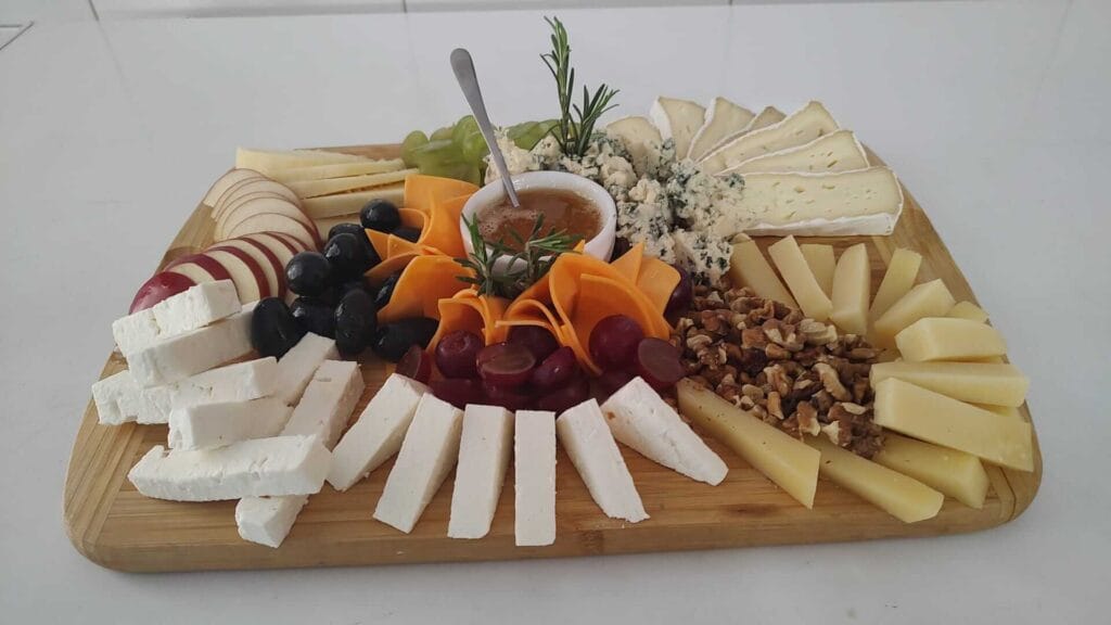 Platou cu brânzeturi, fructe și legume, preparat în cadrul Restaurantului Colțu' Cu Bucate din Ghimbav, Brașov