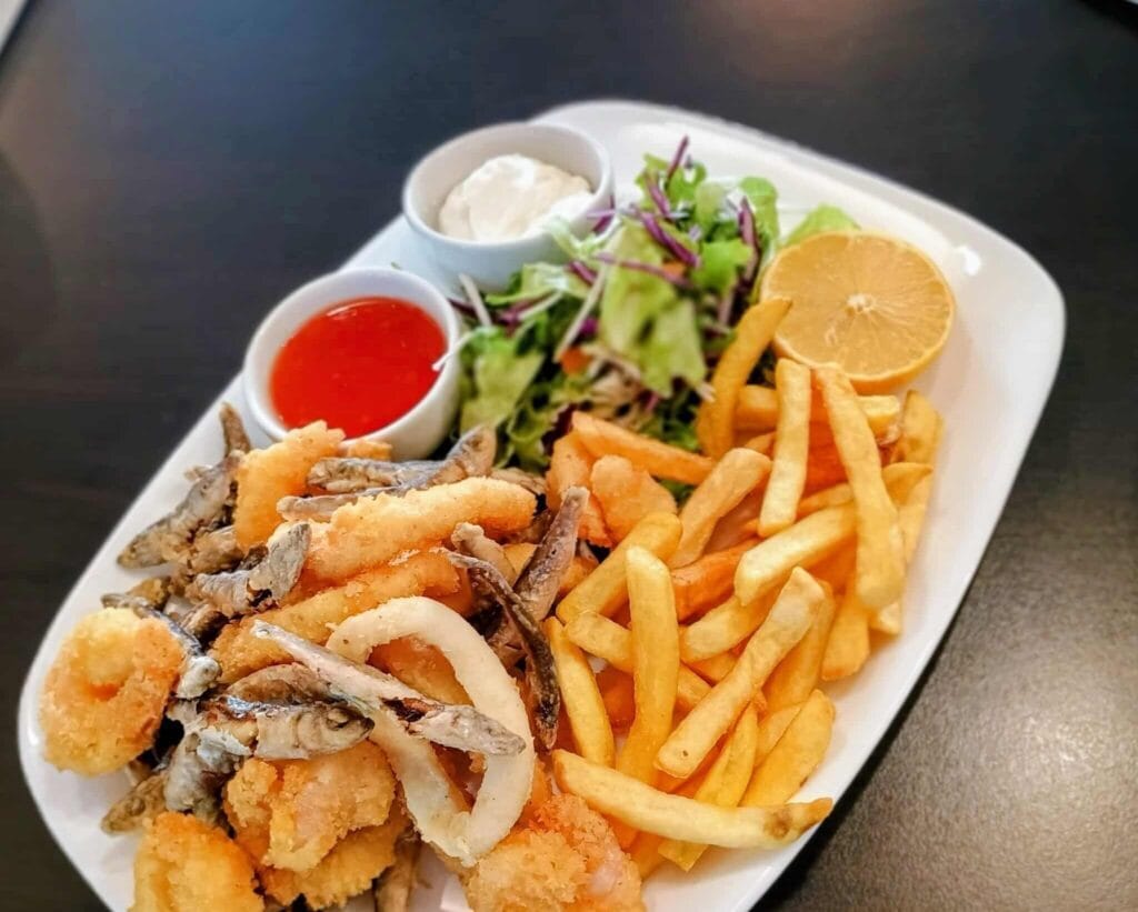 Platou Fritto Misto - Creveți, Inele de calamar, pește, cartofi prăjiți, lămâie, salată, sosuri - preparat pregătit în cadrul restaurantului Colțu' Cu Bucate din Ghimbav, Brașov