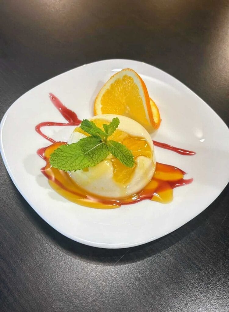 Imagine cu o farfurie cu preparat Griș cu lapte, mentă și portocală cu topping, servit de către restaurantul din Ghimbav, Brașov, Colțu' Cu Bucate