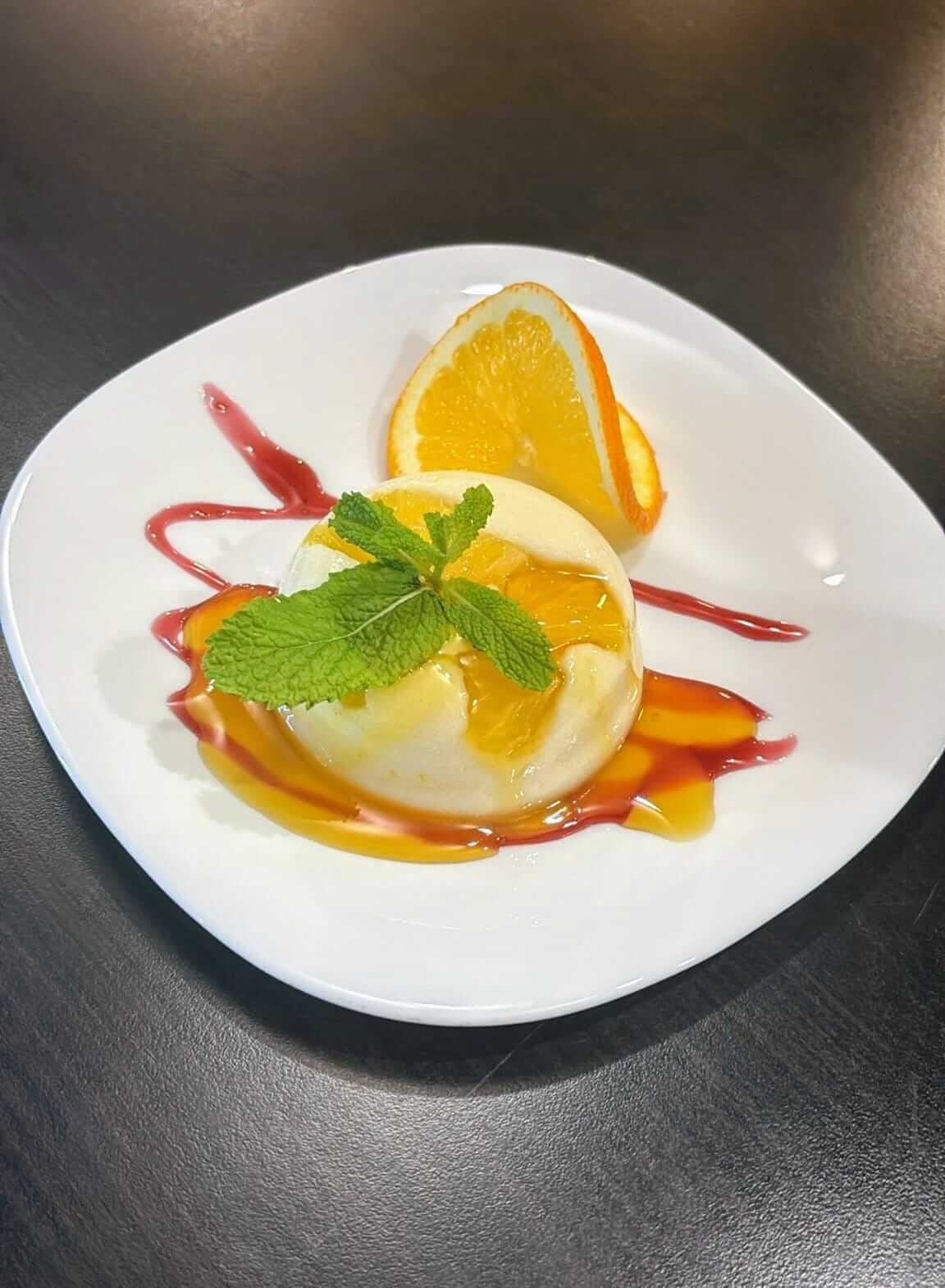 Imagine cu o farfurie cu preparat Griș cu lapte, mentă și portocală cu topping, servit de către restaurantul din Ghimbav, Brașov, Colțu' Cu Bucate