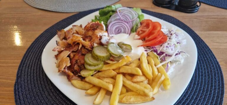 Gyros Pui, preparat Bucate Alese din Cadrul Restaurantului Colțu' Cu Bucate