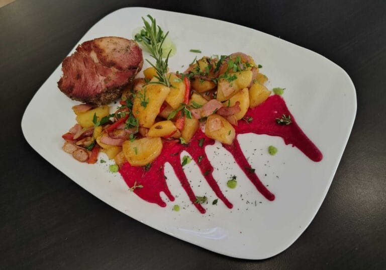 Ceafă Secuiască cu Cartofi Țărănești - Colțu' Cu Bucate - Restaurant Ghimbav Brașov