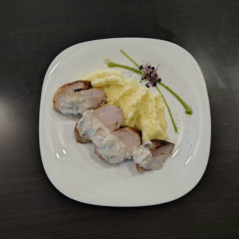 Muschiuleț de porc cu piure de cartofi și sos de ciuperci - Preparat Colțu Cu Bucate - Restaurant din Ghimbav, Brașov