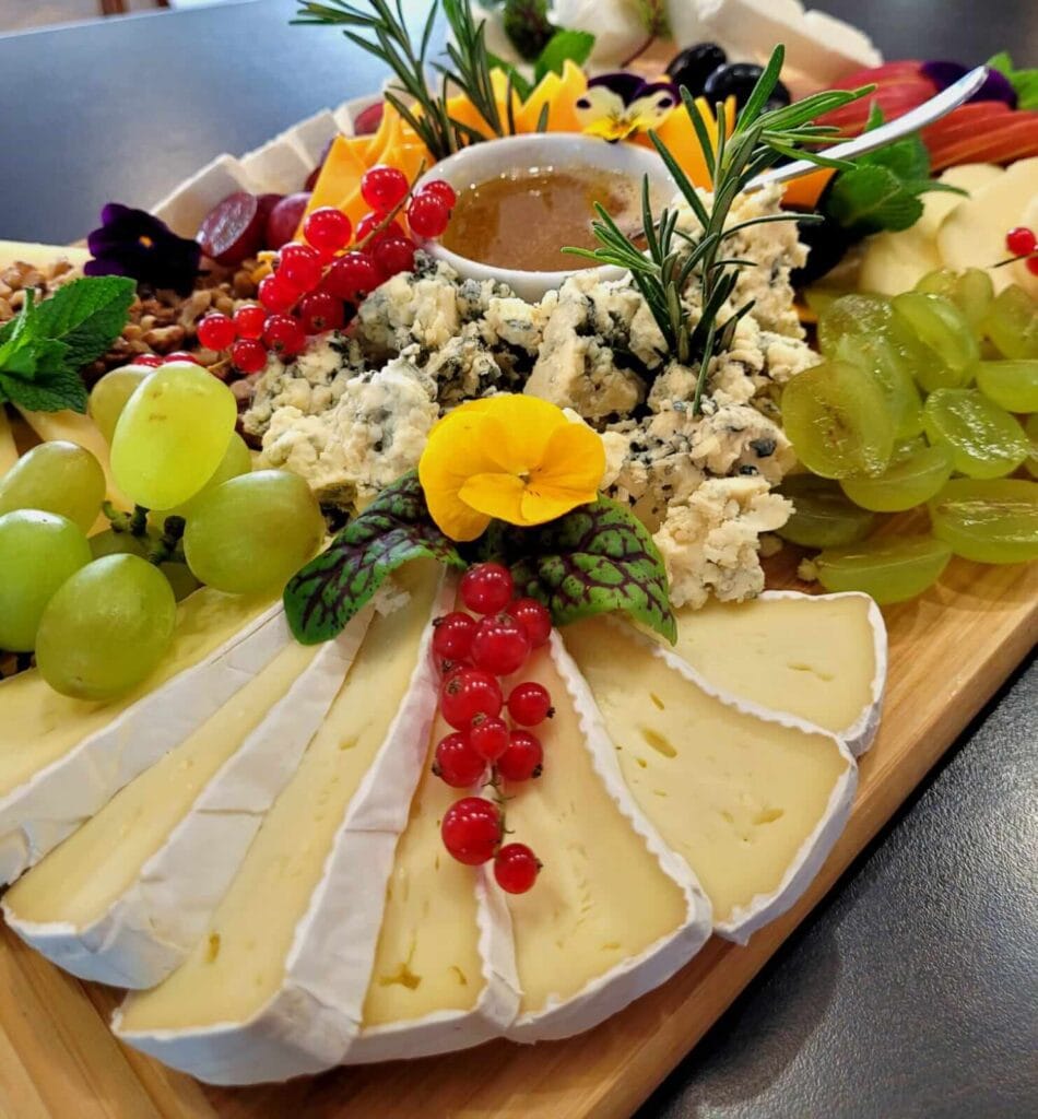Platou cu brânzeturi, fructe și legume, preparat în cadrul Restaurantului Colțu' Cu Bucate din Ghimbav, Brașov