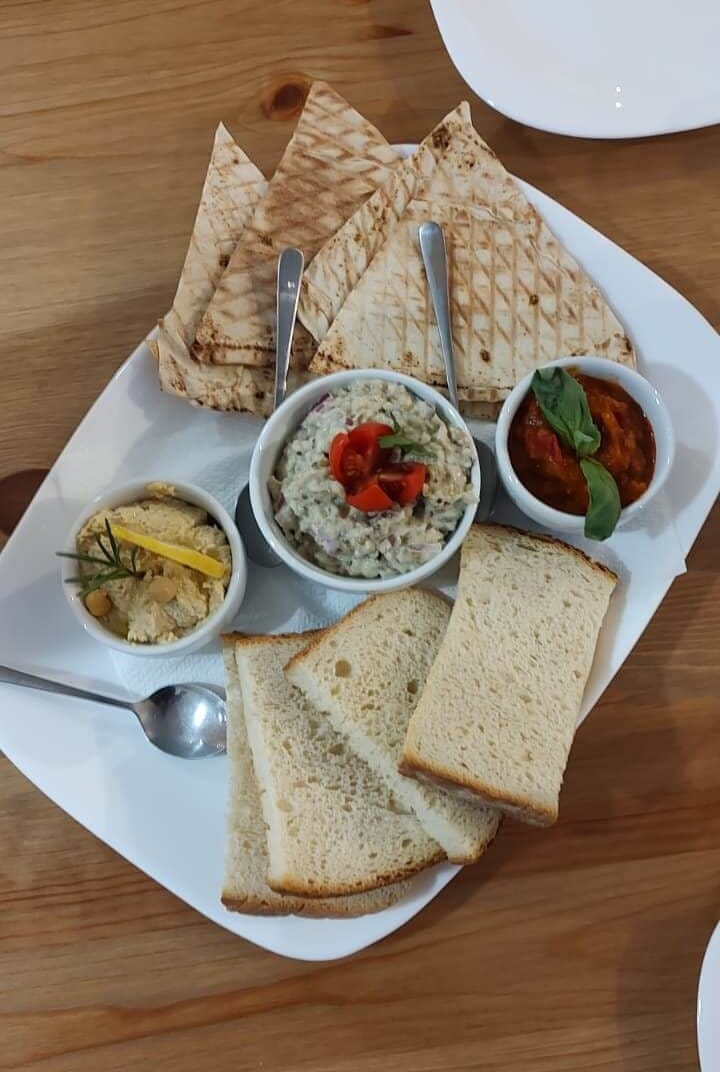 O farfurie cu alimente ce fac parte din selecția de meniu denumită Povești pe pâine, a restaurantului Colțu' Cu Bucate din Ghimbav, Brașov.