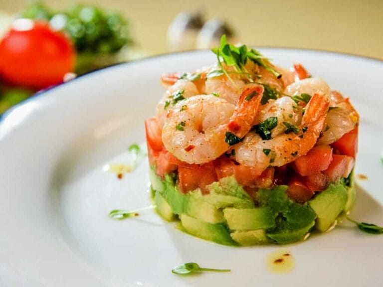 Imagine reprezentativă cu o farfurie și mâncare, gătită la restaurantul Colțu' Cu Bucate din Ghimbav, Brașov. Salata este denumită Salata Casei și este cu Creveți și Avocado.