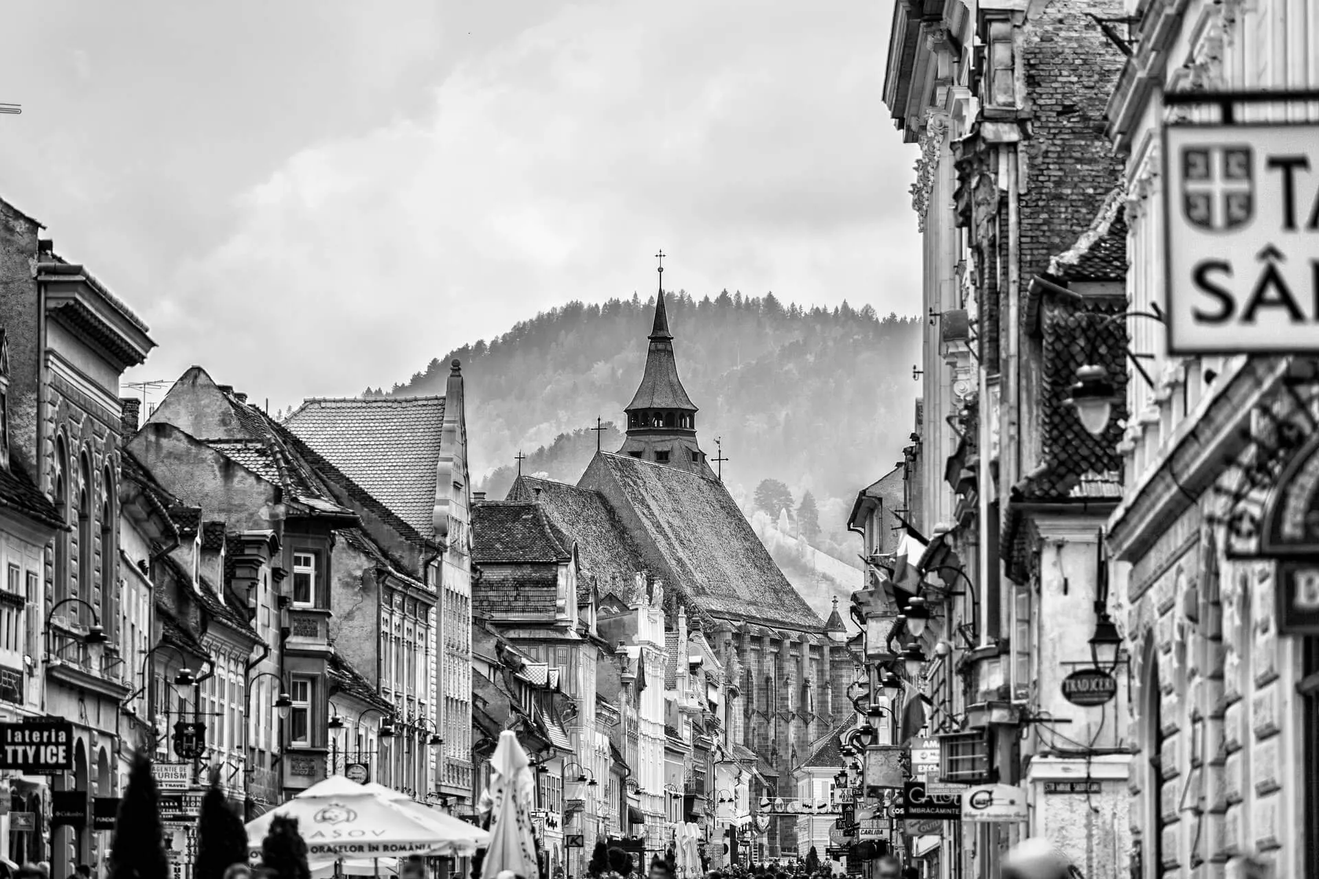 Centrul Brașovului, oraș turistic din România - Sezon de vară cât și sezon de iarnă.