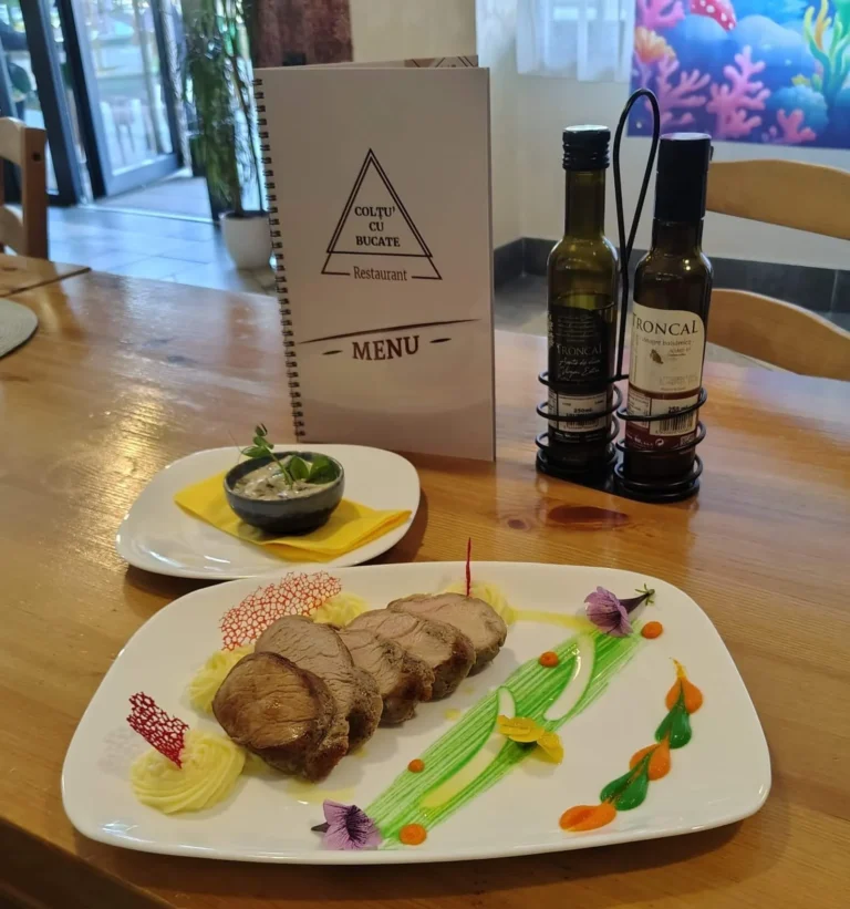 Preparat Mușchiuleț de porc Sous Vide cu piure de cartofi și sos de ciuperci, la Colțu' Cu Bucate, Ghimbav, Brașov, Codlea, Cristian