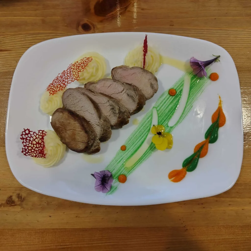 Mușchiuleț de porc sous vide cu piure de cartofi - Restaurant Ghimbav, Brașov - Livrări la domiciliu în Ghimbav, Codlea, Cristian, Brașov și împrejurimi