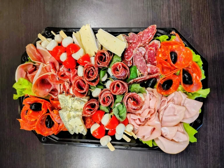 Platou cu mezeluri și brânzeturi, special pregătit de restaurantul Colțu' Cu Bucate din Ghimbav, Brașov
