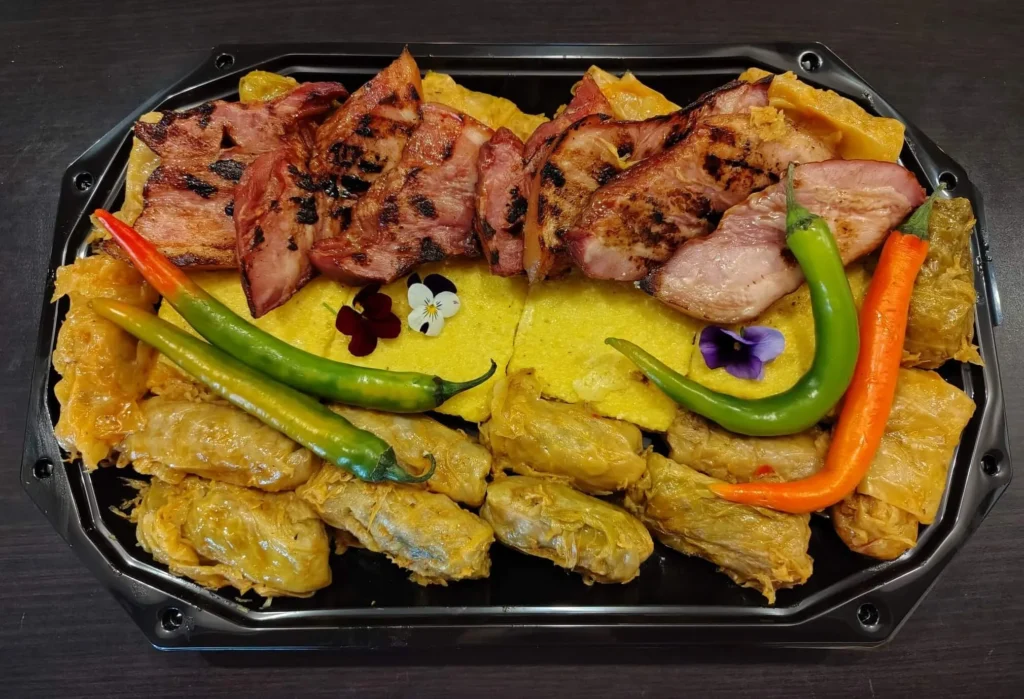 Platoul cu Sarmale, oferit de restaurantul Colțu' Cu Bucate, din Ghimbav, Brașov.
